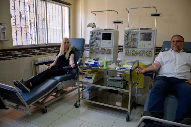 Sanna Hill and Mikael Jansson donating blood to Syrian civilians and soldiers. Photo: FWM