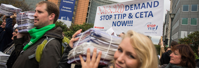 Demonstrators hand over 3 263 920 signatures to the EU Commission in Brussels, 7 Oktober 2015. Foto: Alex GD / Collectif Krasnyi